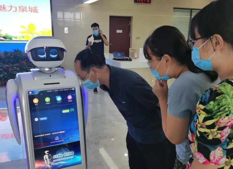 历城区政务服务大厅更加贴心智能&mdash;&mdash; 小笨上岗啦